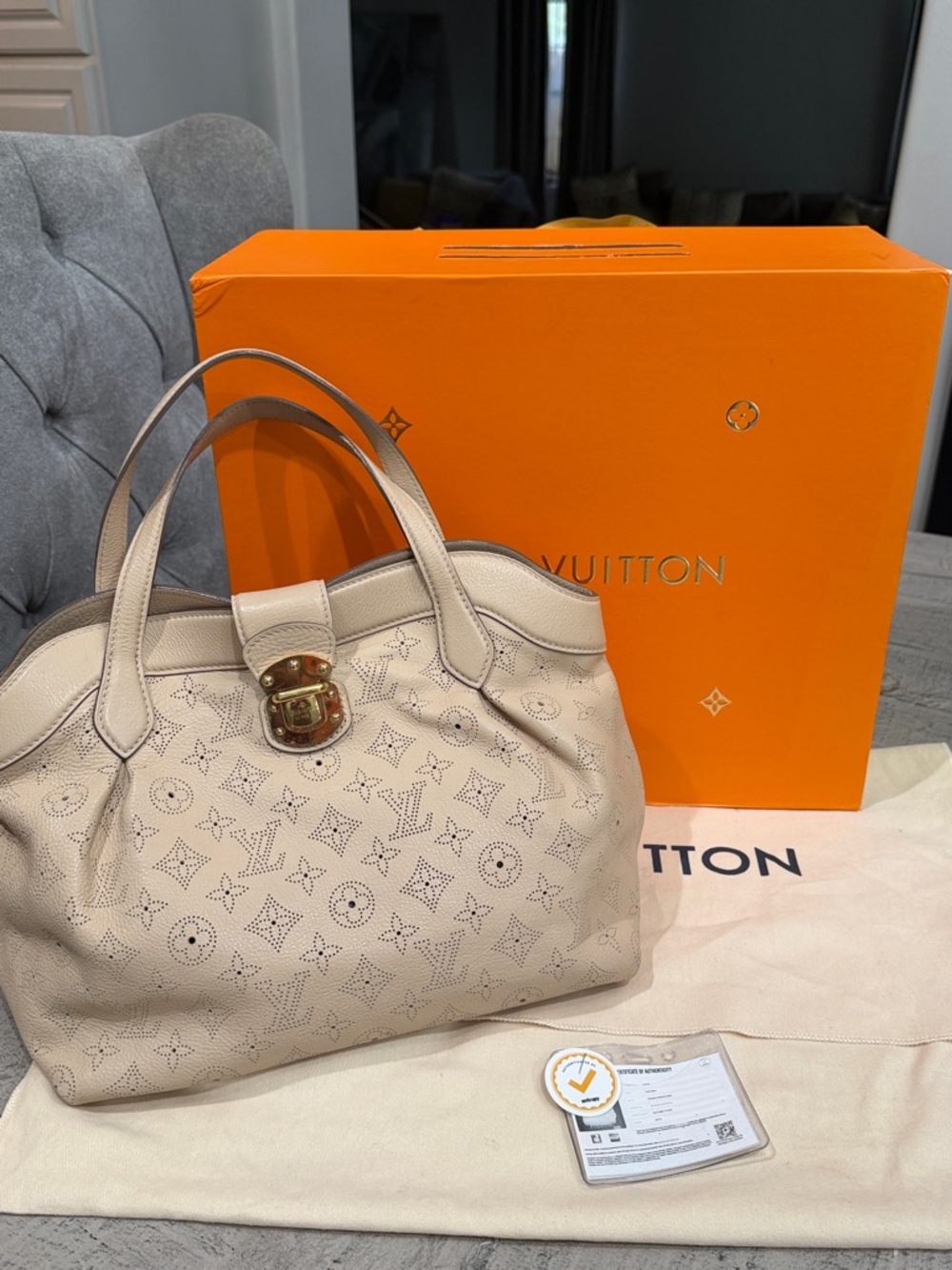 Louis Vuitton Tote Bag Sealth
Mahina Opal Monogram
Leather